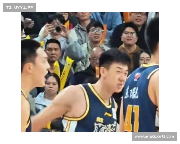 王少杰鼻部受伤流血下场，广东队内线轮换吃紧